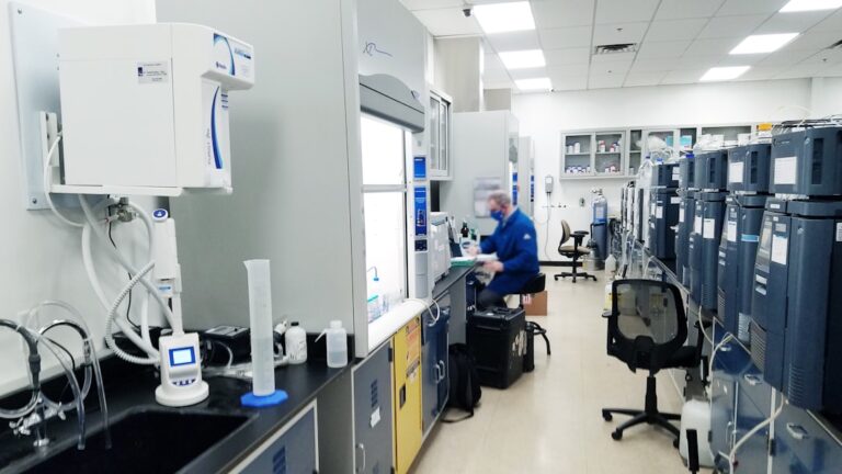 Laboratory equipment supporting controlled research processes